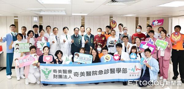 ▲奇美醫院舉辦「重啟心跳・擁抱新生」團聚會，邀請4位OHCA康復者重返醫院與急救團隊合影，現場氣氛感人。（記者林東良翻攝，下同）