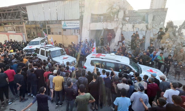 ▲▼  紅十字會車輛轉移獲釋人質。（圖／路透）