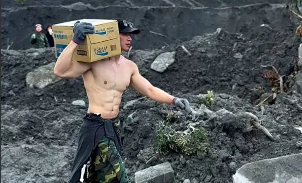 ▲▼ Rock李振瑋號召近百位志工組成「肌肉戰隊」前進花蓮。（圖／翻攝自IG）