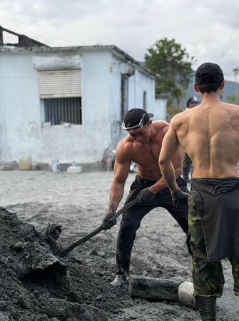 ▲▼ Rock李振瑋號召近百位志工組成「肌肉戰隊」前進花蓮。（圖／翻攝自IG）