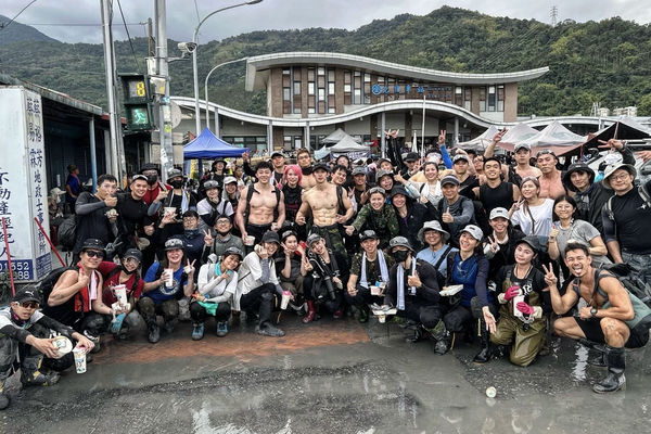 ▲▼ Rock李振瑋號召近百位志工組成「肌肉戰隊」前進花蓮。（圖／翻攝自IG）