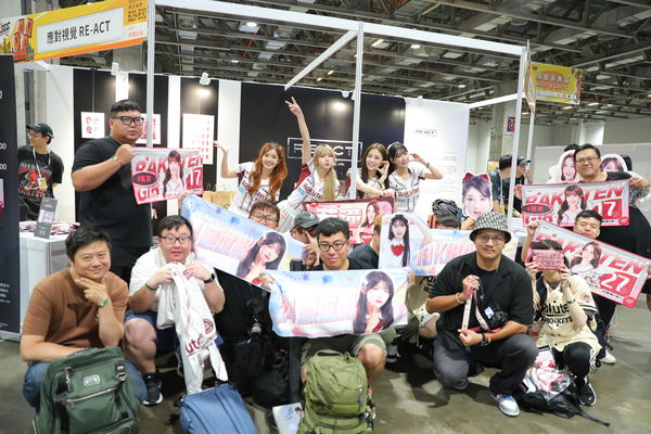 ▲▼四位女孩和粉絲合影，左起廉世彬、若潼、笑笑、Kira。（圖／樂天桃猿提供）