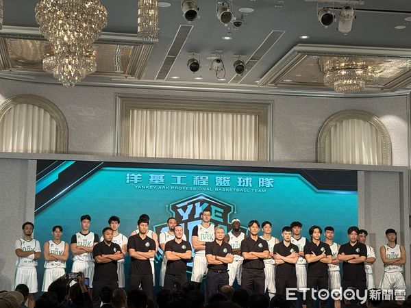 ▲洋基工程籃球隊以「洋基方舟」為隊名，全體隊員與教練團正式亮相。（圖／記者杜奕君攝）