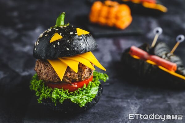 ▲晶華一樓azie餐廳將超人氣漢堡變裝成為「鬼魅南瓜漢堡」，外型吸睛、口感豐富。（圖／晶華提供）