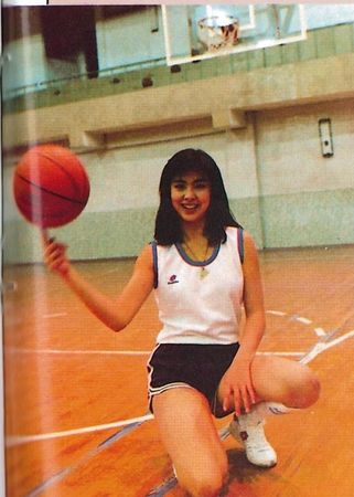 王祖賢打籃球的舊照，引發網友討論。（翻攝Threads）