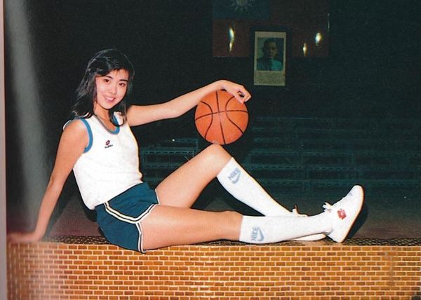 王祖賢在講台前拍照，後方有國父遺像。（翻攝Threads）