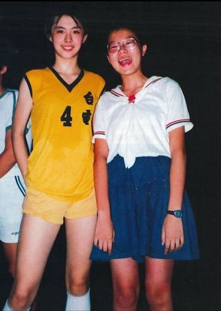 王祖賢穿黃色小台電球衣，與同學合照。（翻攝Threads）