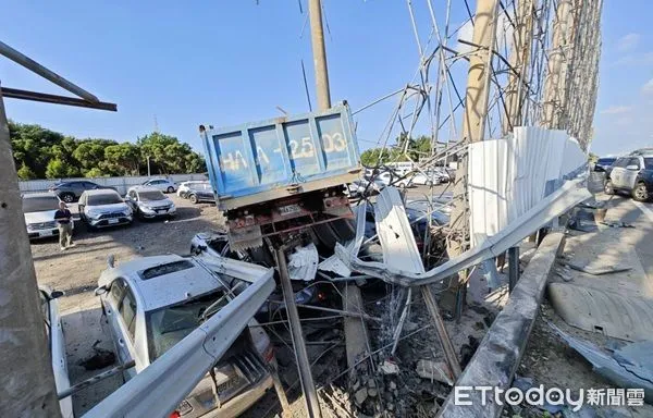 ▲大貨車失控撞進停車場，壓毀多部停車。（圖／桃園市政府消防局提供）