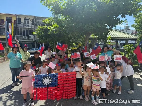 ▲幼兒園小寶貝遊街參訪派出所。（圖／記者楊晨東翻攝）
