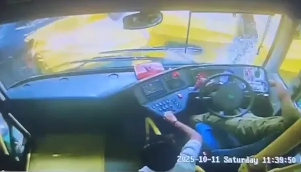 公車司機突癲癇發作「腳卡油門狂飆」　連撞9輛車驚險畫面曝。（圖／翻攝自X）