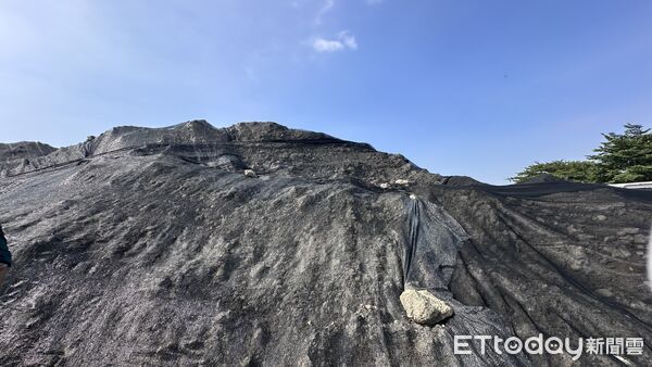 ▲▼柯志恩與許采蓁、邱于軒前往高雄小港大坪頂「柏油山」會勘。（圖／記者賴文萱攝）