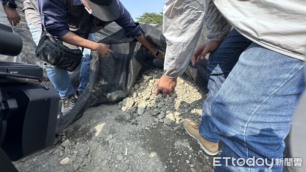 ▲▼柯志恩與許采蓁、邱于軒前往高雄小港大坪頂「柏油山」會勘。（圖／記者賴文萱攝）