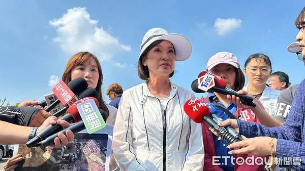 ▲▼柯志恩與許采蓁、邱于軒前往高雄小港大坪頂「柏油山」會勘。（圖／記者賴文萱攝）