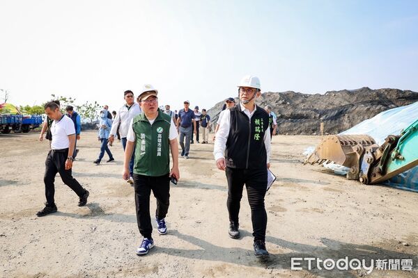 ▲▼柯志恩與許采蓁、邱于軒前往高雄小港大坪頂「柏油山」會勘。（圖／記者賴文萱攝）