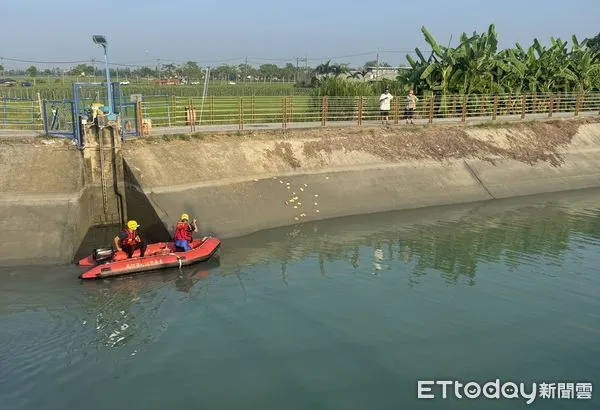 ▲消防人員13日下午在東山區木柵橋嘉南大圳下游發現落水的周姓男子，打撈上岸人已死亡。（記者林東良翻攝）