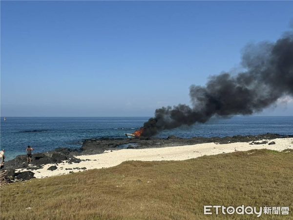 ▲廢棄漁船因不明原因起火燃燒。（圖／記者陳洋翻攝）