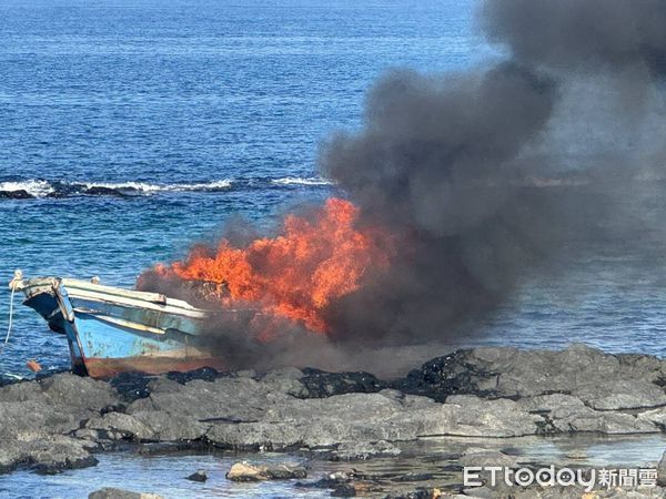 ▲廢棄漁船因不明原因起火燃燒。（圖／記者陳洋翻攝）