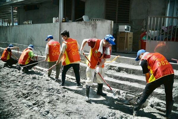 ▲▼設籍花蓮縣之備役役男，依花蓮縣災害應變中心需求，協助執行災民住家環境清理、街道清潔、收容處所整備與服務、救濟物資整理等工作。（圖／內政部提供）