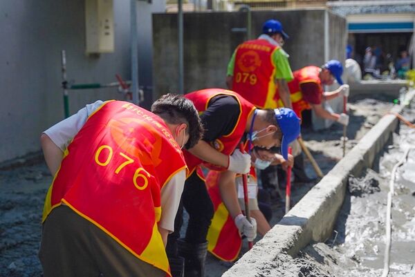 ▲▼設籍花蓮縣之備役役男，依花蓮縣災害應變中心需求，協助執行災民住家環境清理、街道清潔、收容處所整備與服務、救濟物資整理等工作。（圖／內政部提供）