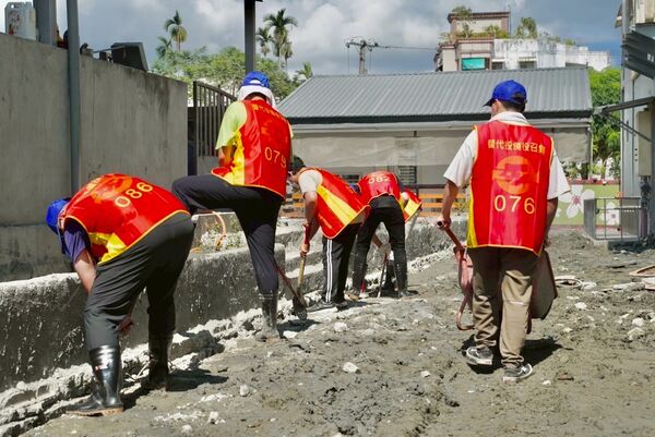 ▲▼設籍花蓮縣之備役役男，依花蓮縣災害應變中心需求，協助執行災民住家環境清理、街道清潔、收容處所整備與服務、救濟物資整理等工作。（圖／內政部提供）