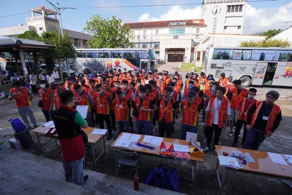 ▲▼設籍花蓮縣之備役役男，依花蓮縣災害應變中心需求，協助執行災民住家環境清理、街道清潔、收容處所整備與服務、救濟物資整理等工作。（圖／內政部提供）