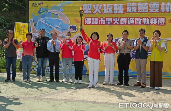 ▲縣長張麗善親自迎接聖火，高舉火炬。（圖／記者游瓊華翻攝）