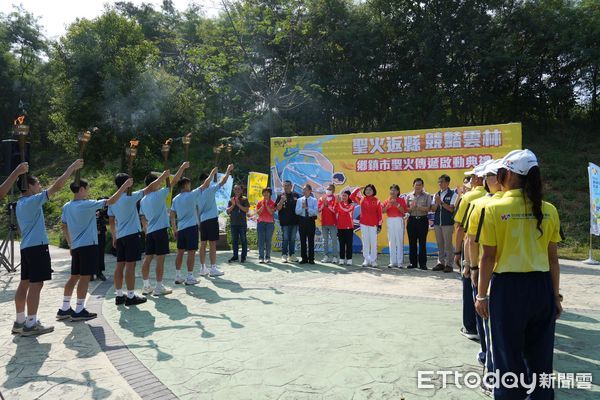 ▲縣長張麗善親自迎接聖火，高舉火炬。（圖／記者游瓊華翻攝）