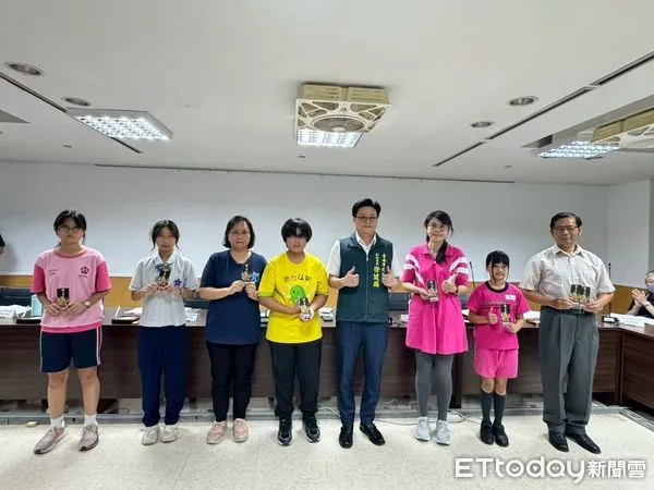 ▲台南市教育局舉辦「性平主題書展閱讀闖關活動」頒獎典禮，由副祕書長徐健麟代表市長黃偉哲表揚優秀學生。（記者林東良翻攝，下同）