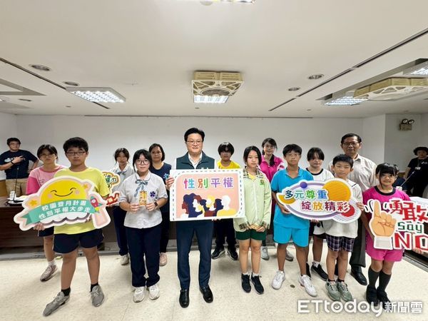 ▲台南市教育局舉辦「性平主題書展閱讀闖關活動」頒獎典禮，由副祕書長徐健麟代表市長黃偉哲表揚優秀學生。（記者林東良翻攝，下同）