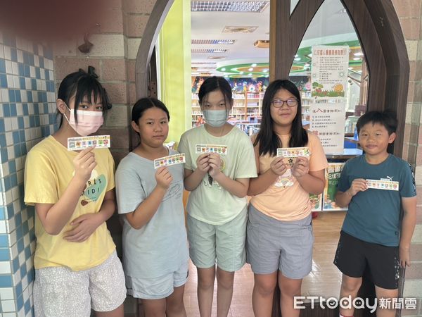 ▲台南市教育局舉辦「性平主題書展閱讀闖關活動」頒獎典禮，由副祕書長徐健麟代表市長黃偉哲表揚優秀學生。（記者林東良翻攝，下同）