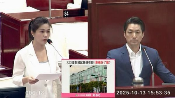 ▲大巨蛋影城戶外平台枯樹擋路　洪婉臻諷蔣萬安「難道逃生前先移盆栽」。（圖／洪婉臻提供）