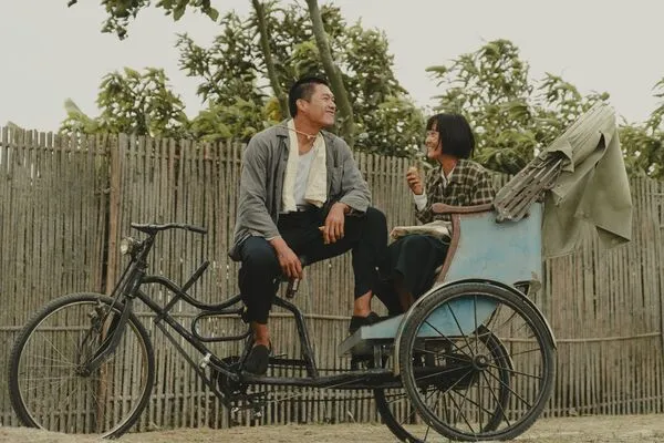 ▲《大濛》方郁婷（左）尋找哥哥，遇上了柯煒林（右）飾演的退休阿兵哥幫助。（圖／華文創提供）