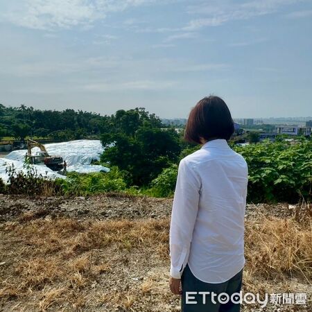 ▲陳菁徽立委在臉書揭露鳳山水庫有光電板            。（圖／翻攝立委臉書）
