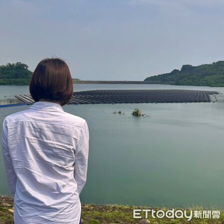 ▲陳菁徽立委在臉書揭露鳳山水庫有光電板            。（圖／翻攝立委臉書）