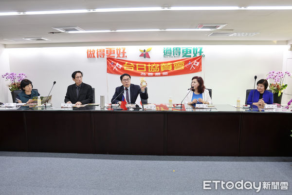 ▲台日協賛會國慶歸國訪問團拜會黃偉哲市長，致贈善款協助台南風災後復原工作。（記者林東良翻攝，下同）