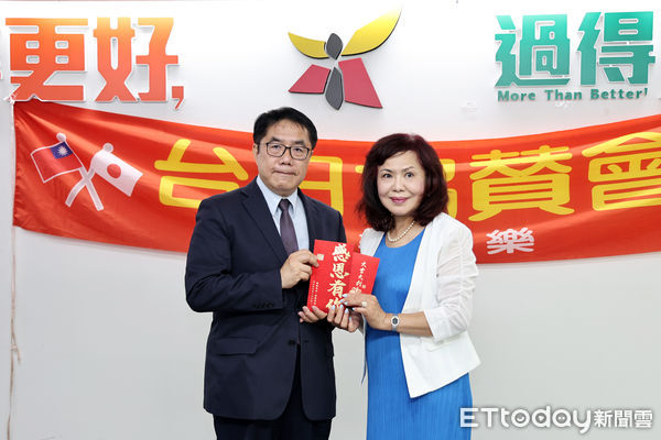 ▲台日協賛會國慶歸國訪問團拜會黃偉哲市長，致贈善款協助台南風災後復原工作。（記者林東良翻攝，下同）
