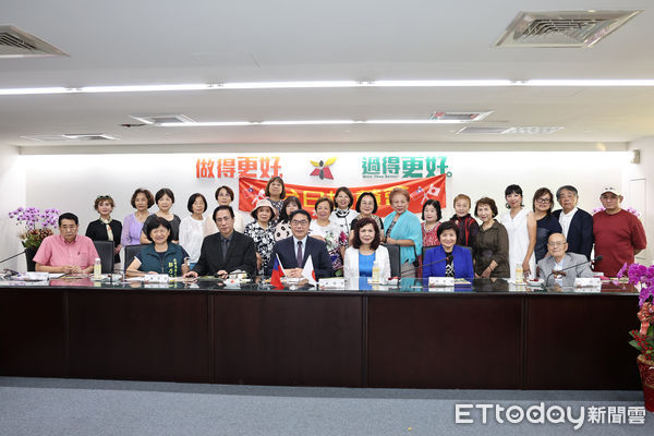 ▲台日協賛會國慶歸國訪問團拜會黃偉哲市長，致贈善款協助台南風災後復原工作。（記者林東良翻攝，下同）