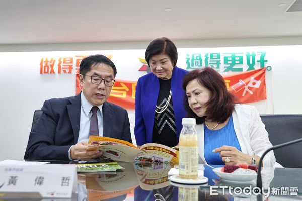 ▲台日協賛會國慶歸國訪問團拜會黃偉哲市長，致贈善款協助台南風災後復原工作。（記者林東良翻攝，下同）