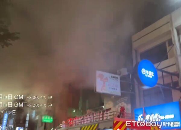 ▲台南仁中山路四住宅佛堂起火，警消出1223人前往灌救。（者林良翻，下同）
