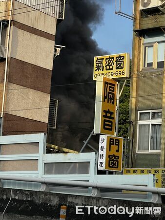 ▲▼北市士林4樓民宅火警。（圖／記者黃宥寧攝）