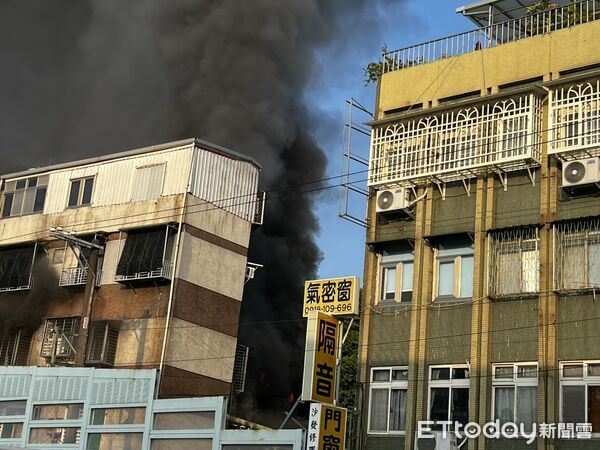 ▲▼北市士林4樓民宅火警。（圖／記者黃宥寧攝）