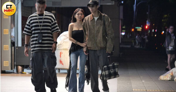 祈錦鈅與老公A先生深夜在台北街頭依偎，絲毫不在意旁人眼光（圖／本刊攝影組）