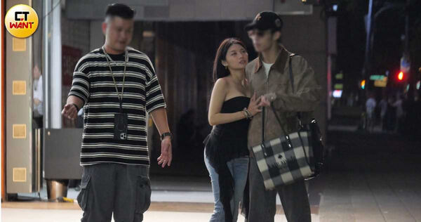 結束演出後，祈錦鈅奶壓老公A先生，並與友人一同前往夜店續攤。（圖／本刊攝影組）