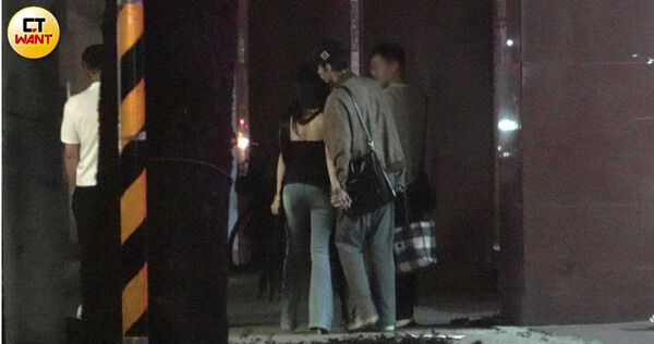 走著走著A先生在大街上就親起了老婆祈錦鈅的頭髮，放閃無極限。（圖／本刊攝影組）