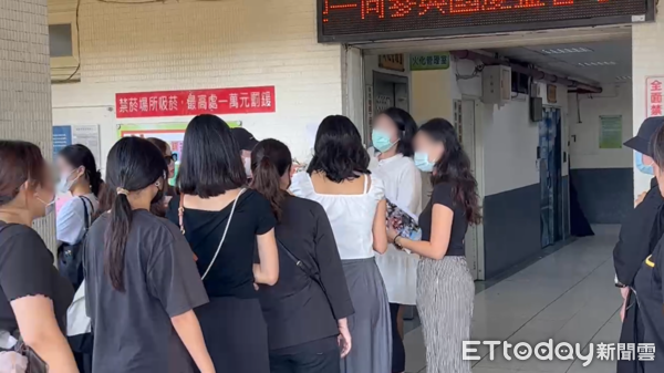 ▲▼長榮女空服員猝逝，同事到告別式追思。（圖／記者白珈陽攝）