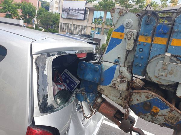 ▲吊臂將轎車擋風玻璃撞破。（圖／記者唐詠絮翻攝）