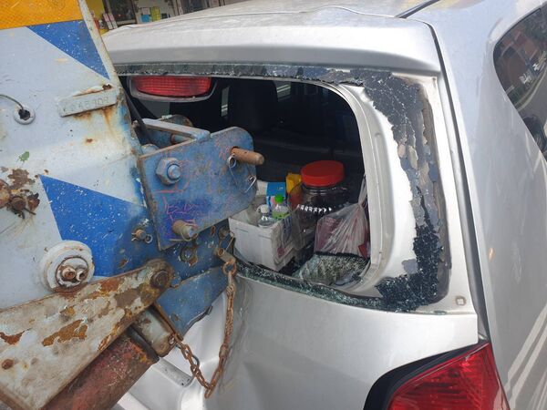 ▲吊臂將轎車擋風玻璃撞破。（圖／記者唐詠絮翻攝）