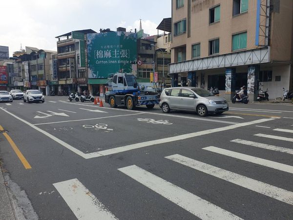 ▲吊臂將轎車擋風玻璃撞破。（圖／記者唐詠絮翻攝）