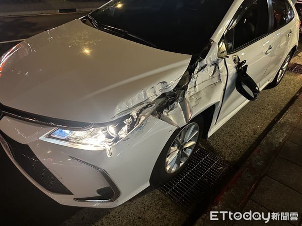 ▲北市大安區信義路13日晚間發生小客車追撞貨車車禍。（圖／記者張君豪翻攝）