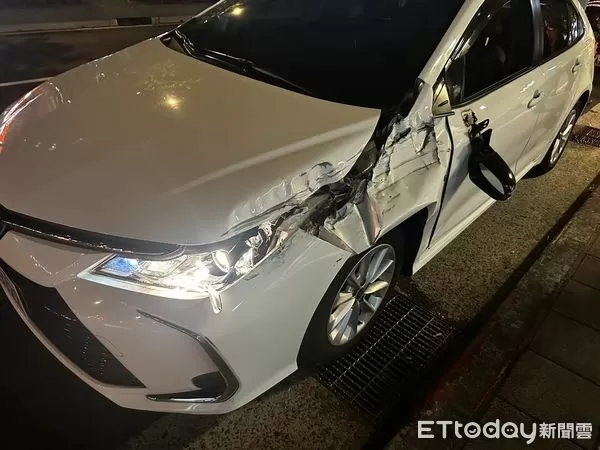 ▲北市大安區信義路13日晚間發生小客車追撞貨車車禍。（圖／記者張君豪翻攝）